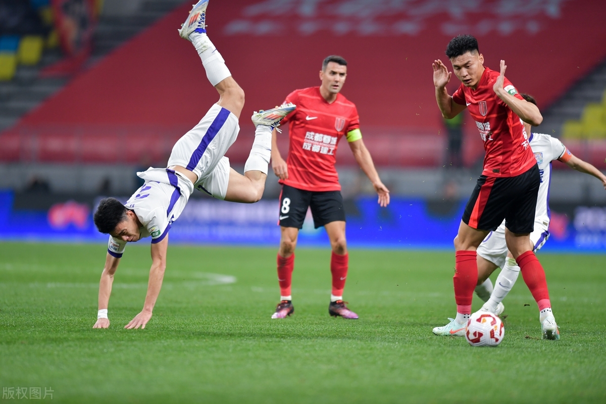 爱游戏体育 -成都蓉城亚冠防线失误
